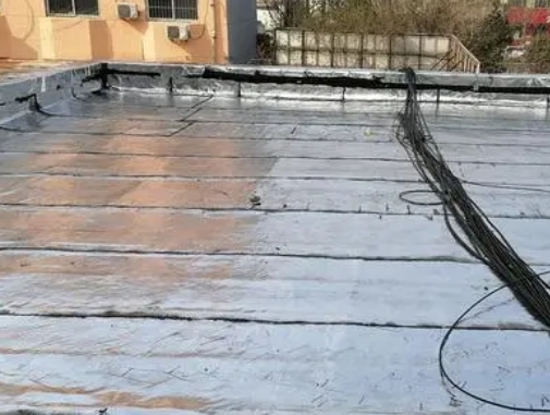 龙亭卫生间漏水维修公司分享下龙亭屋面楼顶防水刚性防水层施工要点。